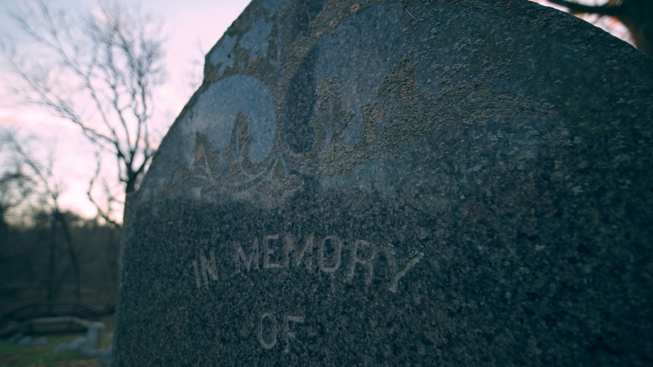 墓地里的花岗岩墓碑视频素材
