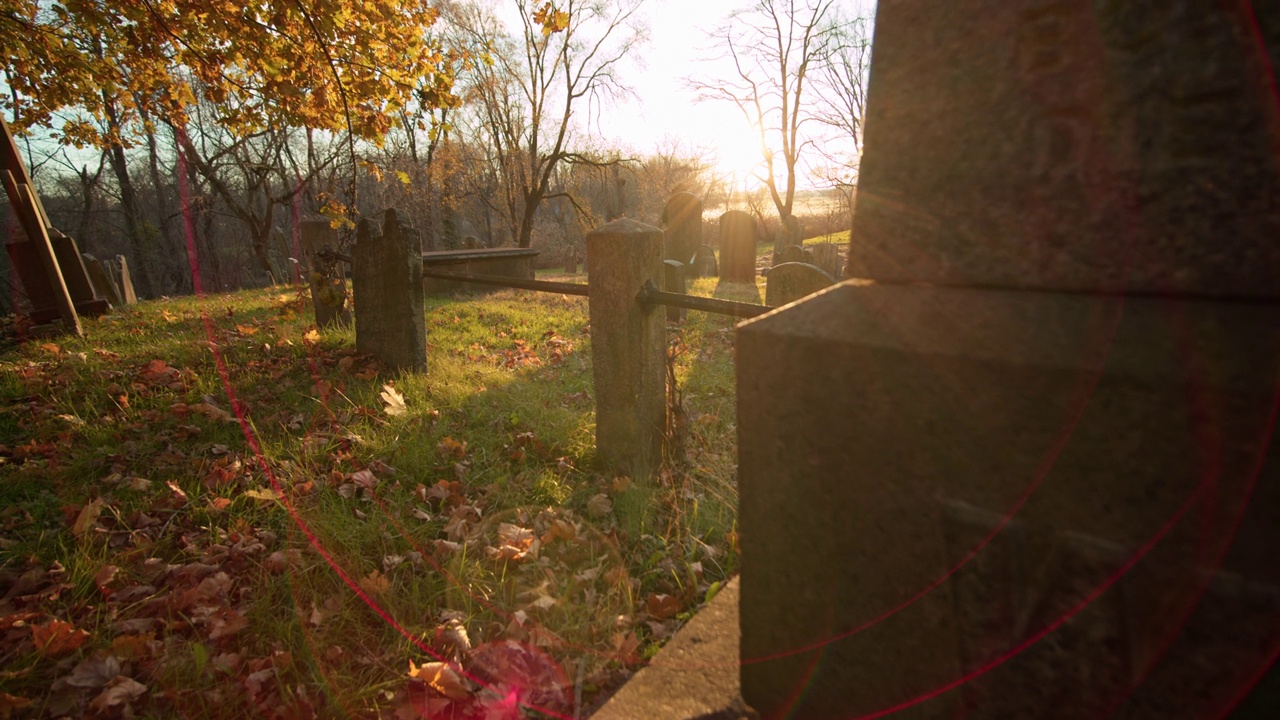 日落，墓地里的镜头闪烁视频素材