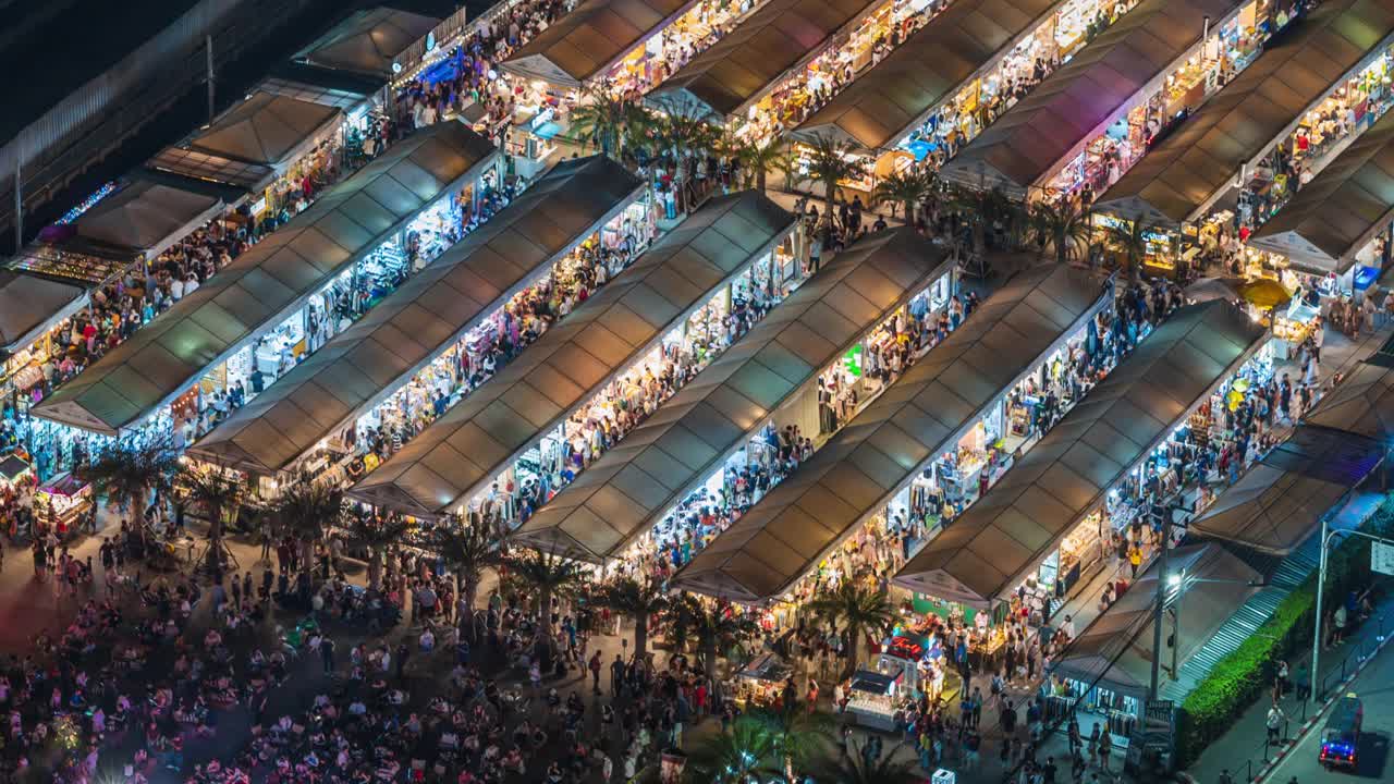 在泰国曼谷的JODD集市上，一群人在享受夜市视频素材