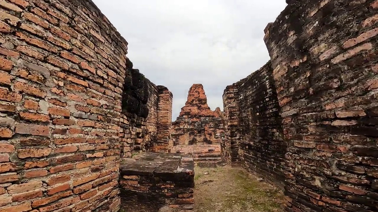 “Wat Phra Phai Luang”寺庙是献给毗湿奴的。后来在素可泰时代，它被改成了小乘佛教寺庙。视频素材