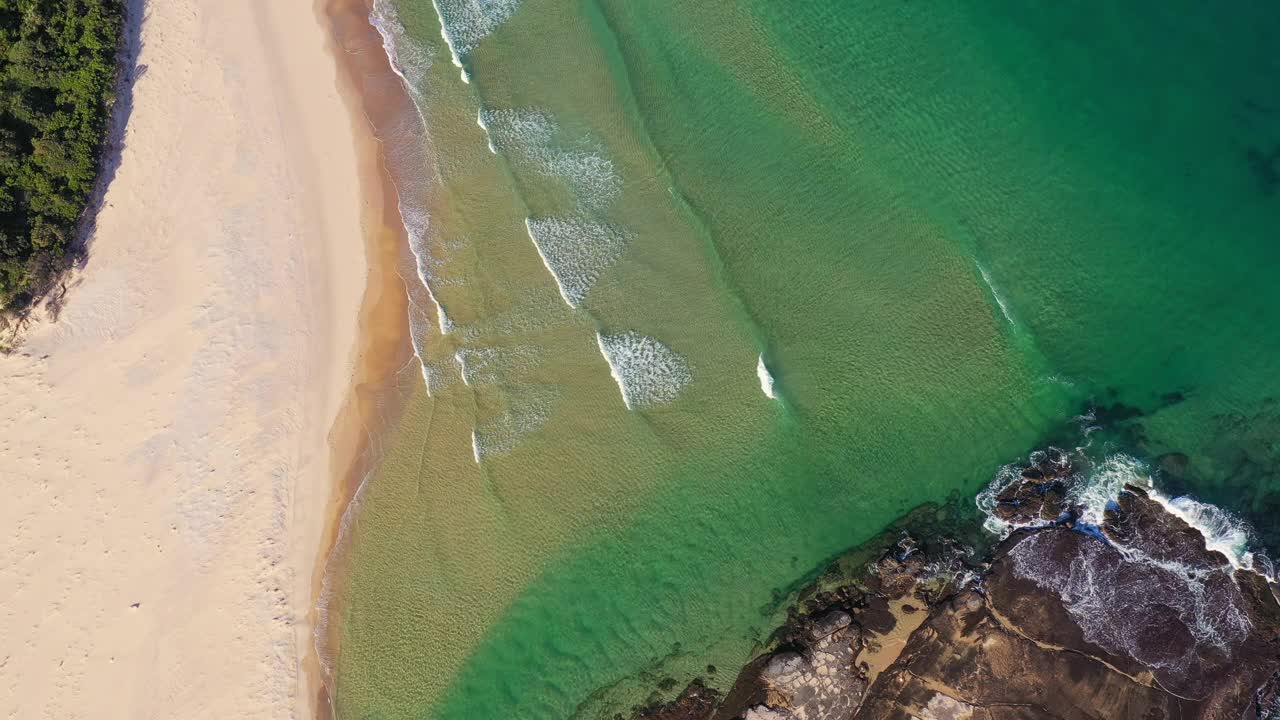 入口，海浪从空中角度滚滚而来视频素材