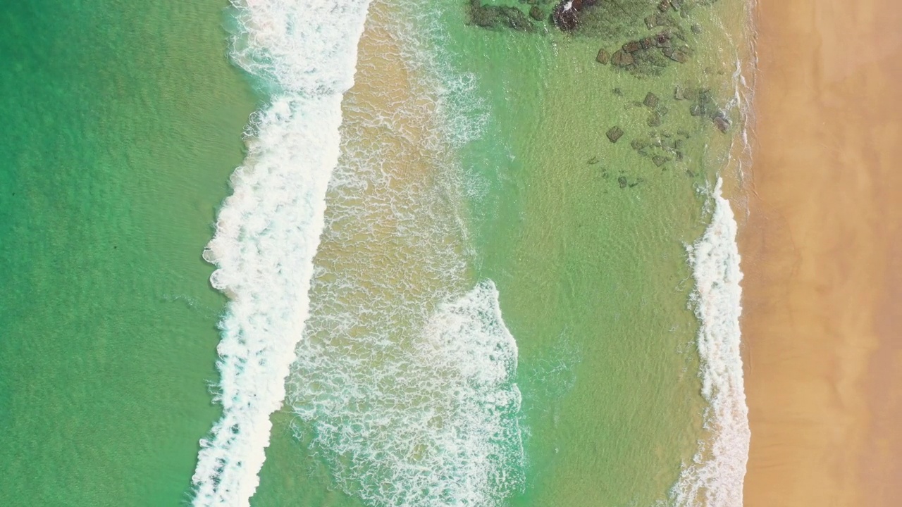 白色的沙滩海岸线，海浪从上面滚滚而来视频素材