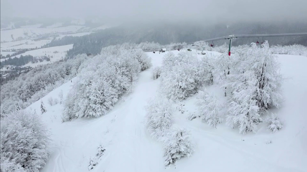 人们在冬季滑雪场的雪坡上滑雪。雪山上的滑雪电梯。冬季活动。视频素材