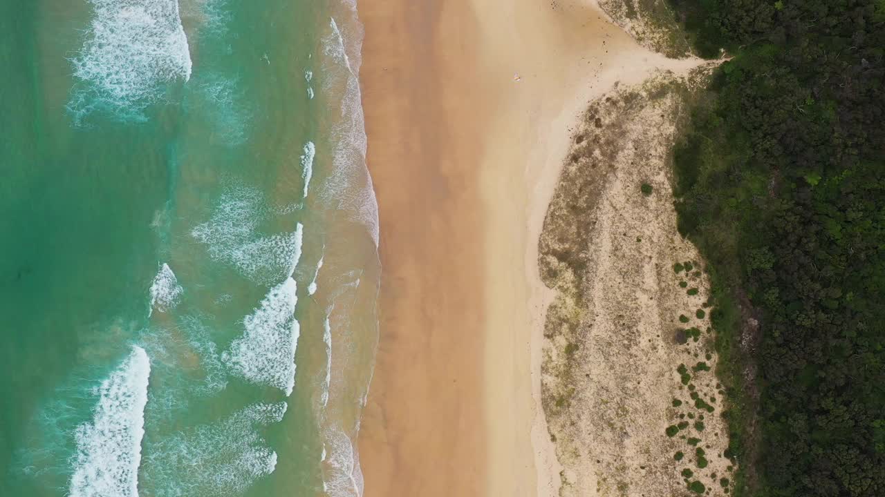 白色的沙滩海岸线，海浪从上面滚滚而来视频素材