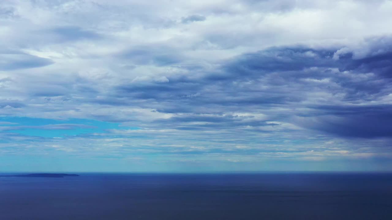 海洋上空的雷暴和天空中戏剧性的光和云视频素材