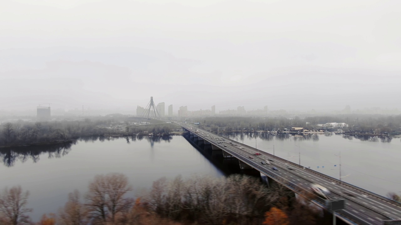 Сar traffic on bridge at rush hour in Kyiv. Ukraine视频素材