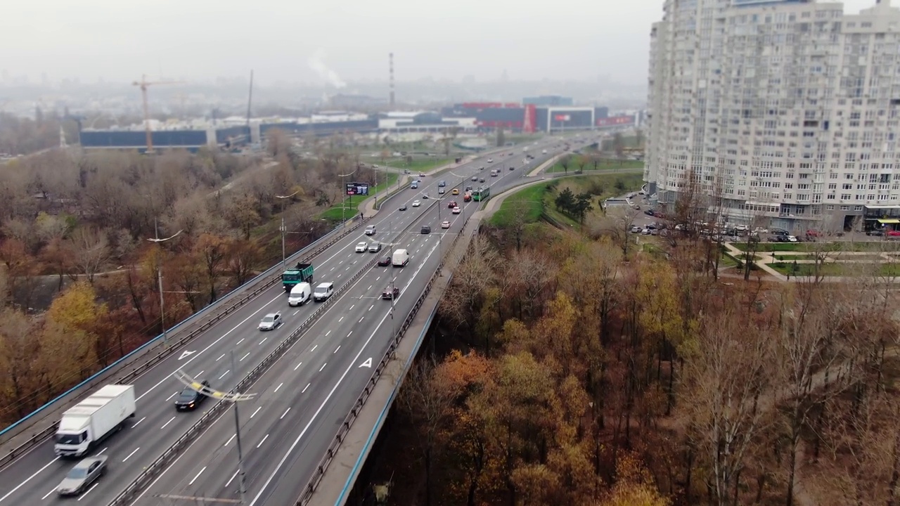 无人机飞过高速公路桥的绳墩，俯瞰汽车交通视频素材