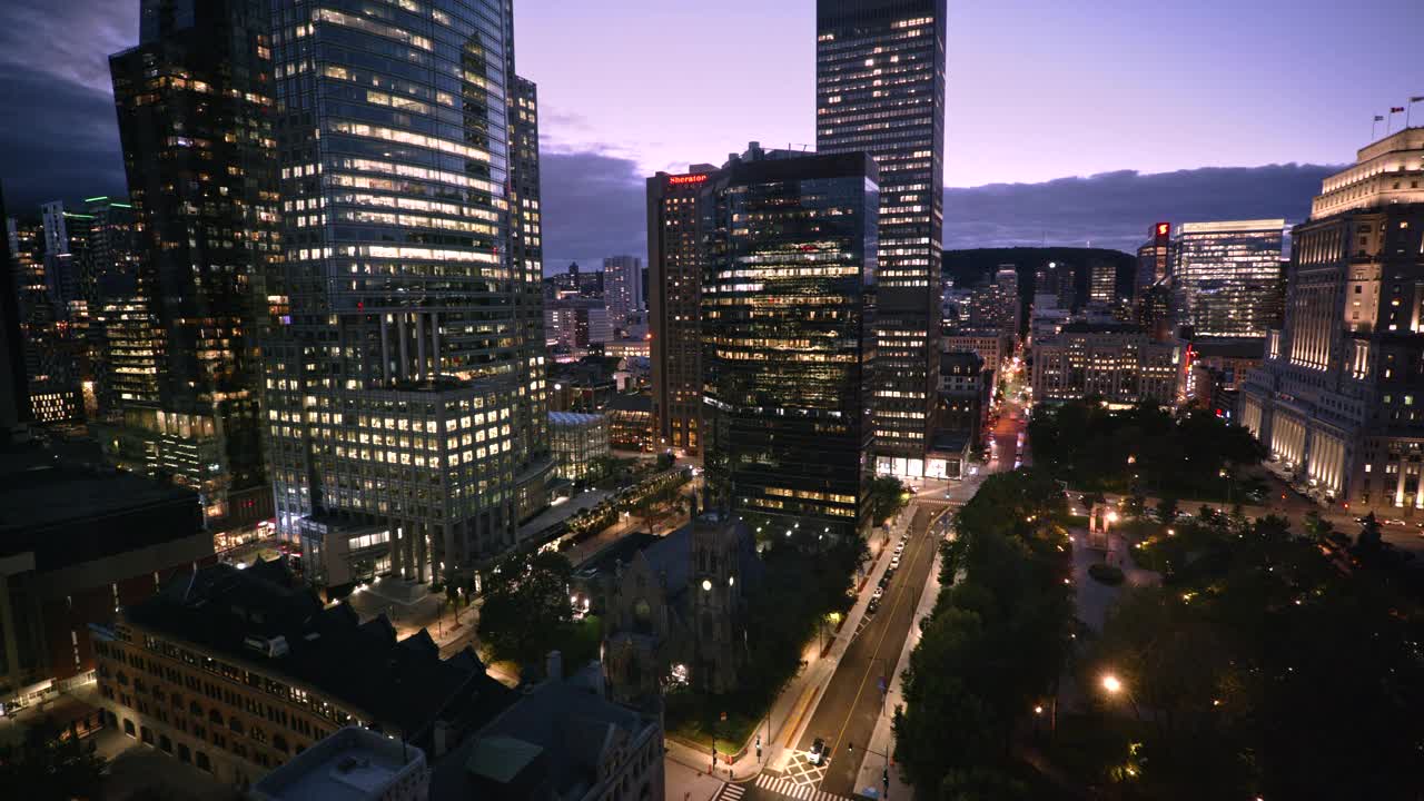 加拿大蒙特利尔市区的天际线夜景视频素材