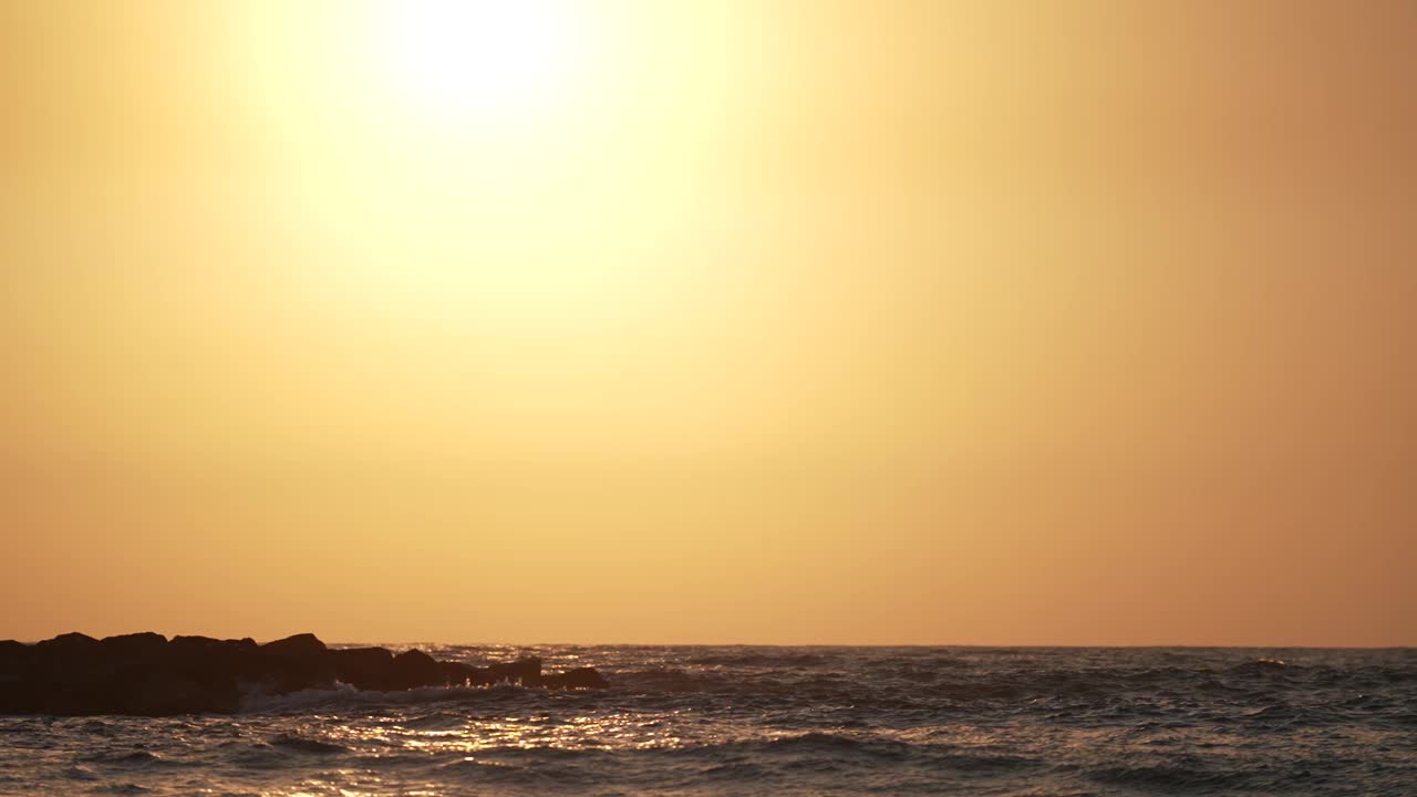 日落时的海浪视频素材