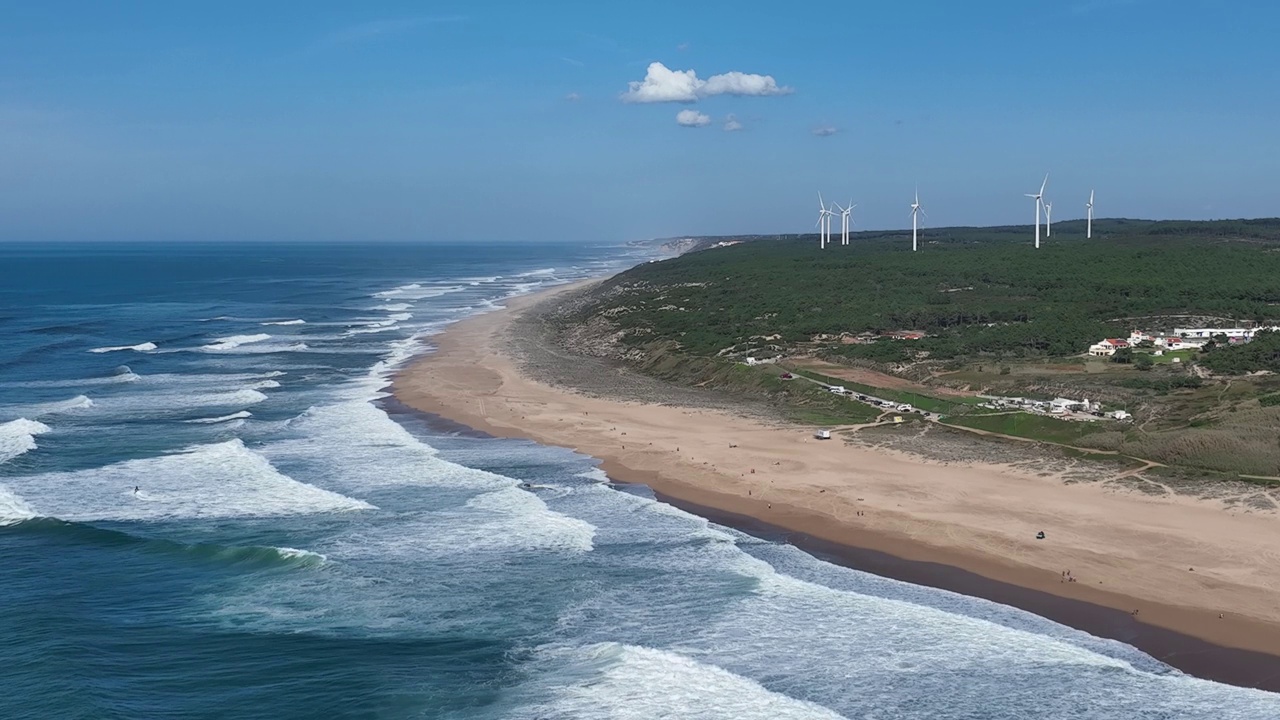 葡萄牙纳扎雷海滩。著名的冲浪胜地。海滩和海浪背景。4k视频素材