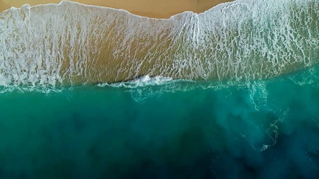 鸟瞰碧蓝的大海和海浪的声音视频素材