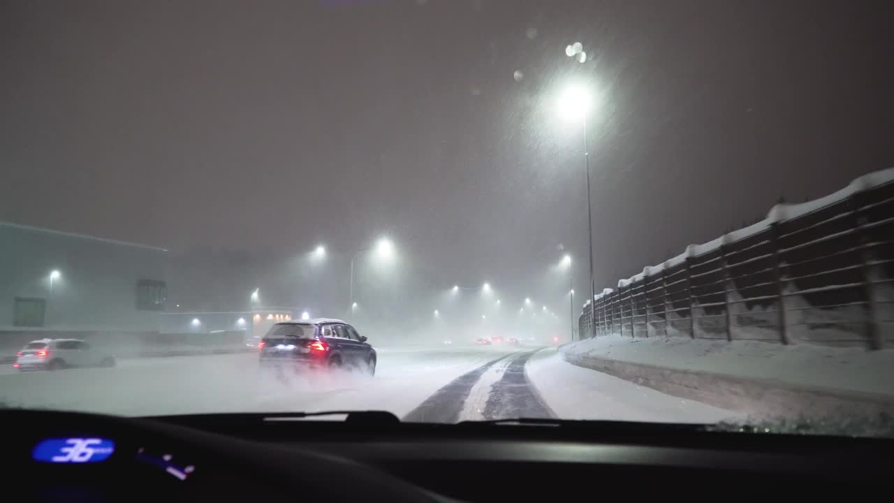 夜间在大雪公路上极限驾驶视频素材