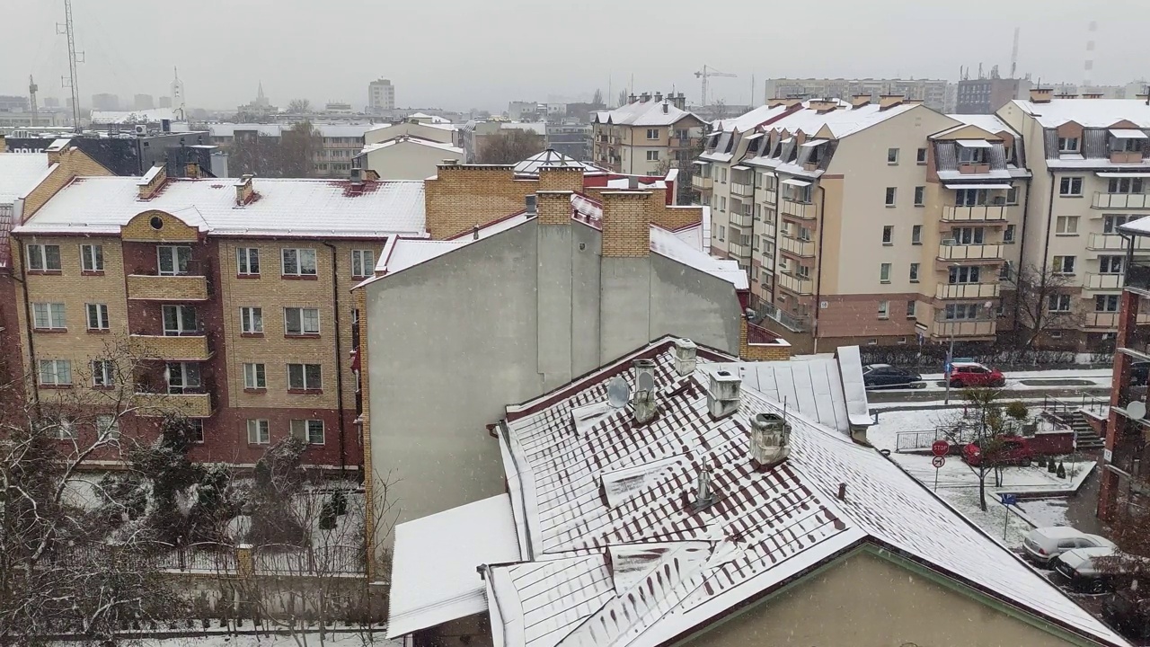 雪落在城市的背景上。冬天来了视频素材