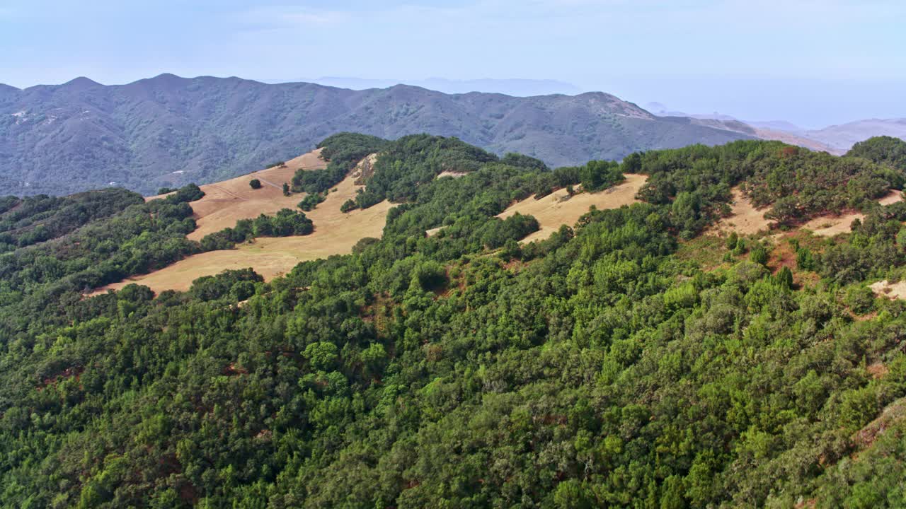 美国加利福尼亚州的绿色山丘视频素材