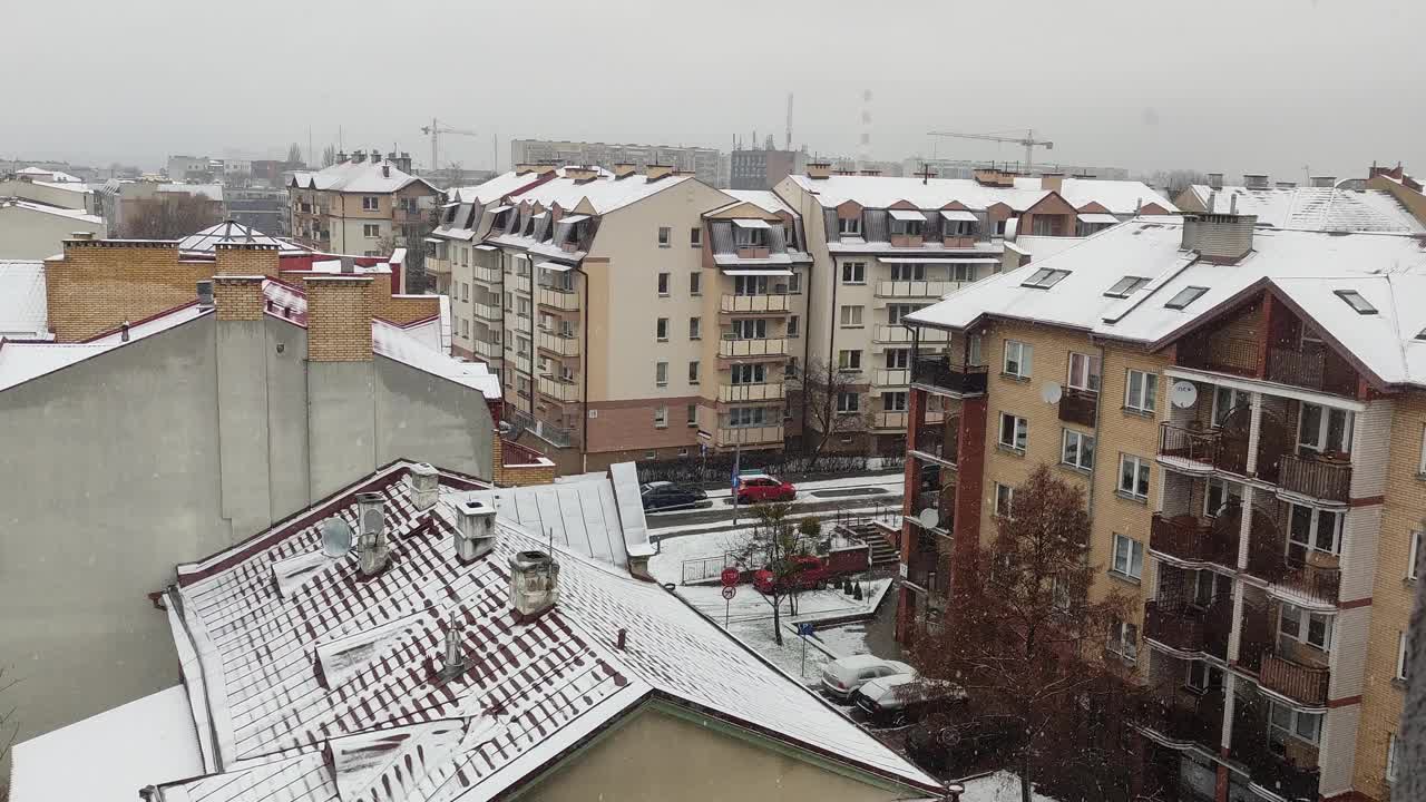 雪落在城市的背景上视频素材