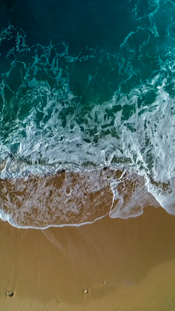 鸟瞰碧蓝的大海和海浪的声音视频素材