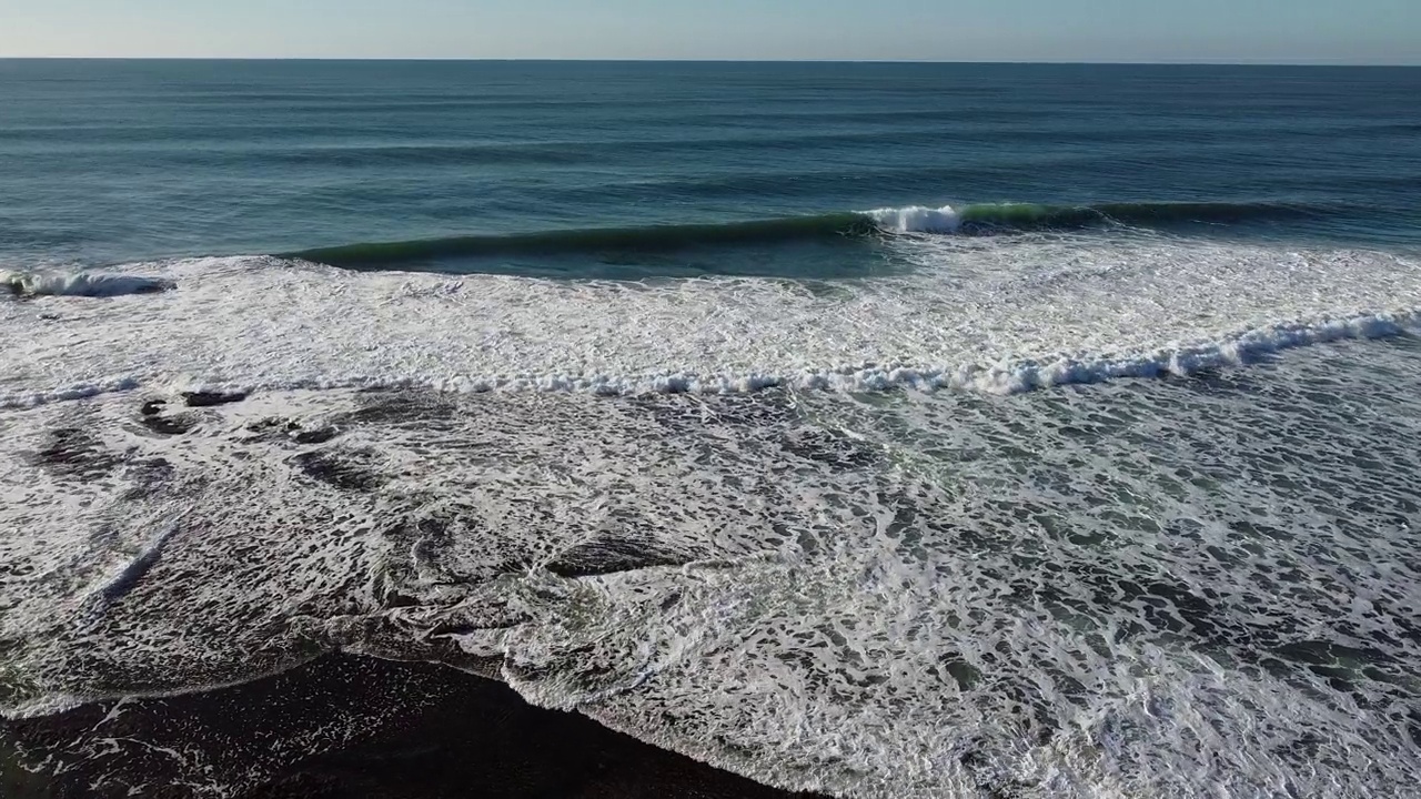 海浪拍打着海滩视频下载