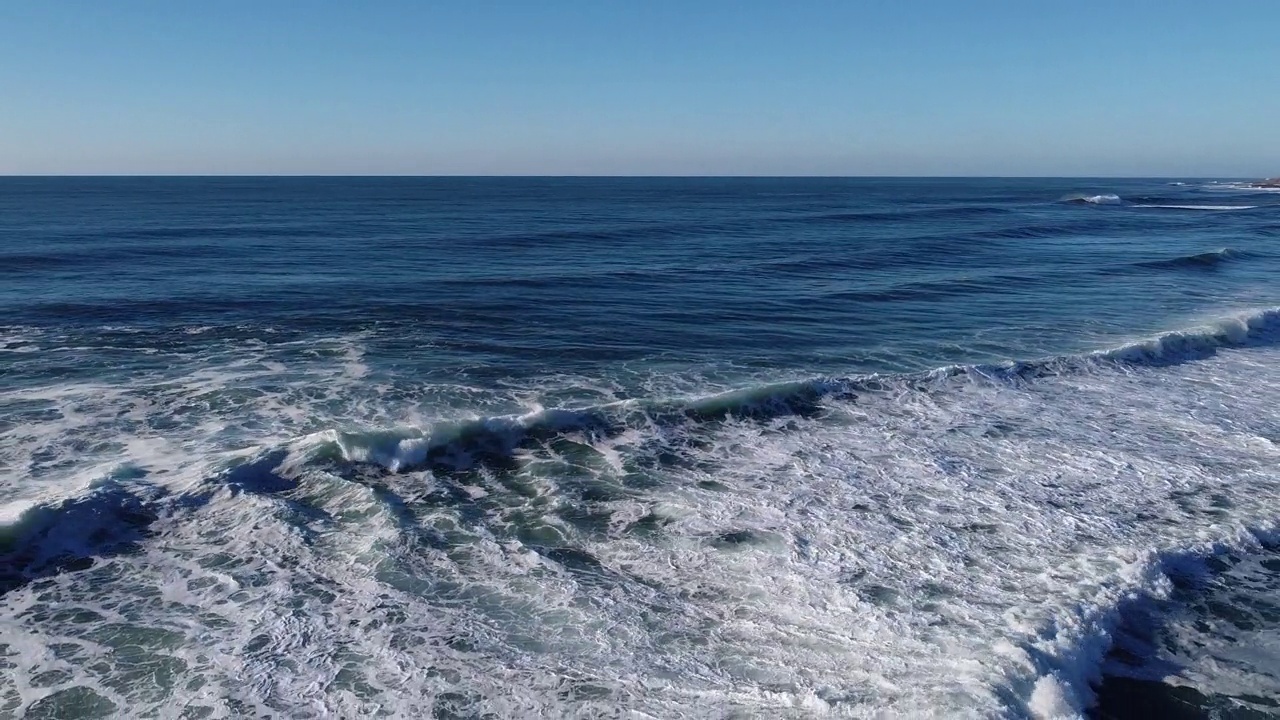 海浪拍打着海滩视频下载