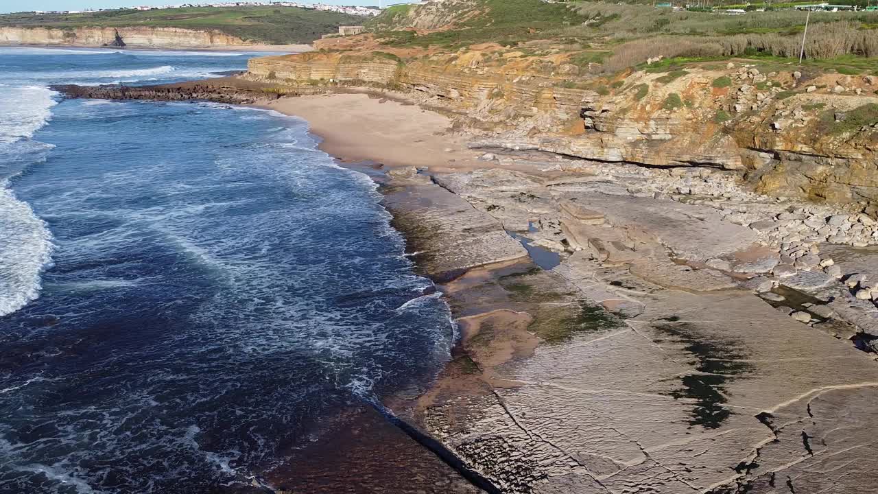 海浪拍打着海滩视频下载