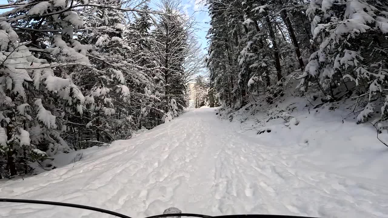 在白雪覆盖的碎石路上骑车视频下载