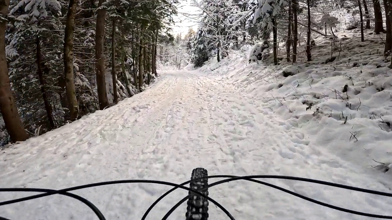 在白雪覆盖的碎石路上骑车视频下载