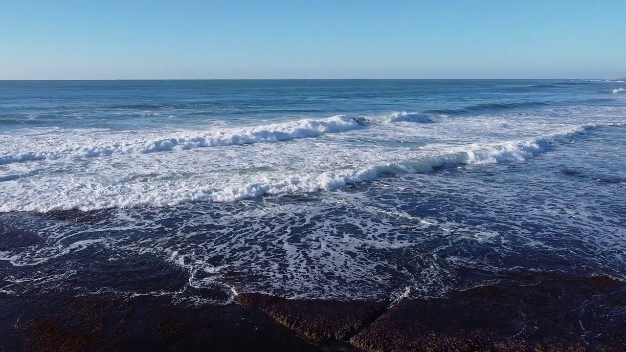 海浪拍打着海滩视频素材