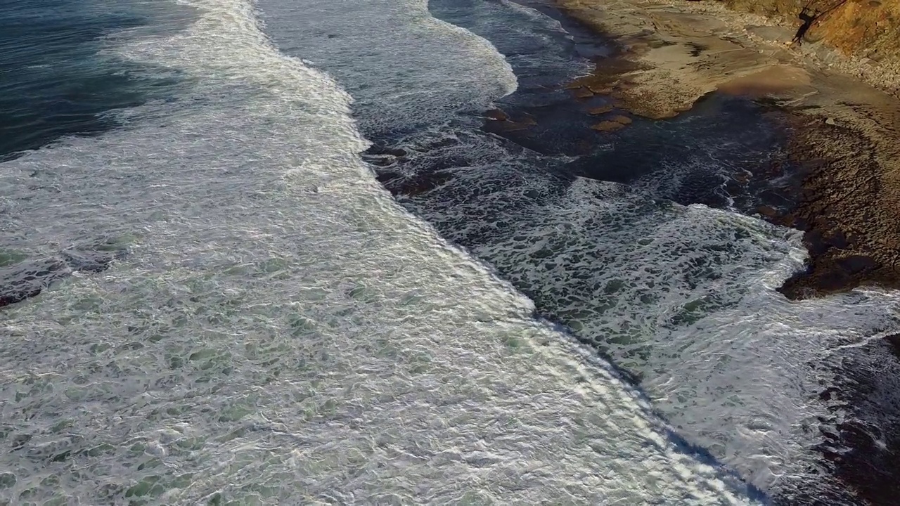 海浪拍打着海滩视频下载