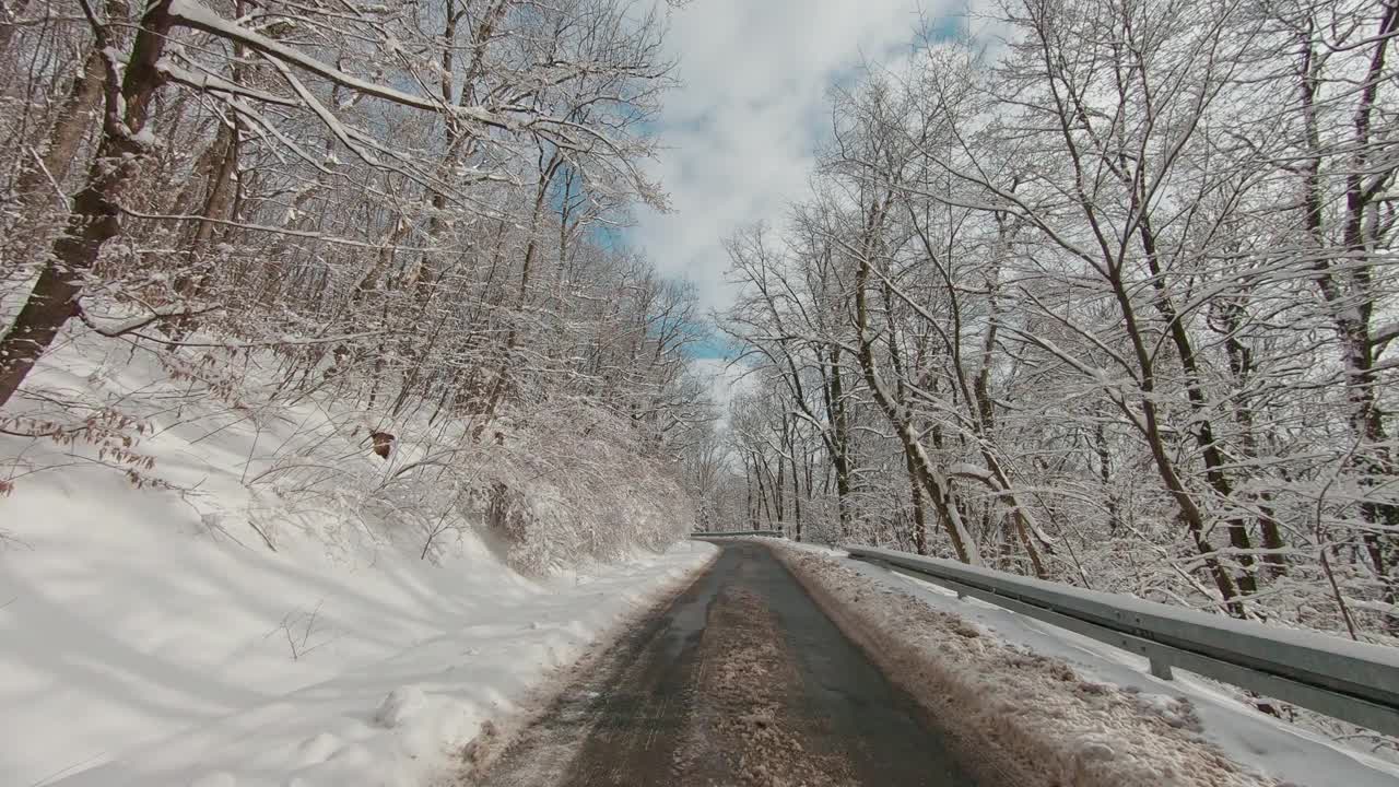 汽车沿着雪山穿过森林视频素材