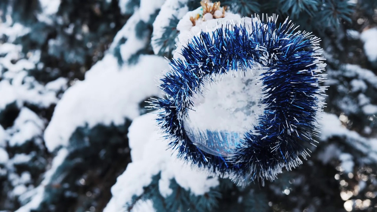 自制的新年玩具放在圣诞树上，上面盖满了雪视频素材