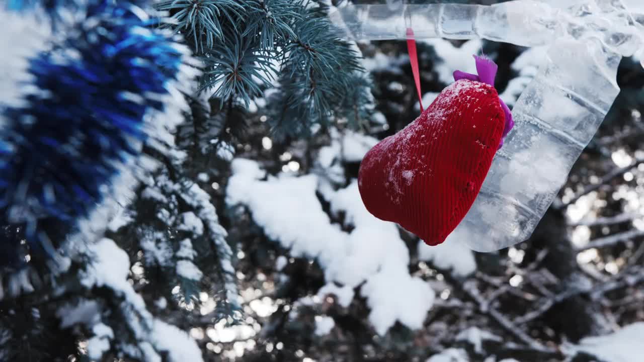 自制的新年玩具放在圣诞树上，上面盖满了雪视频素材