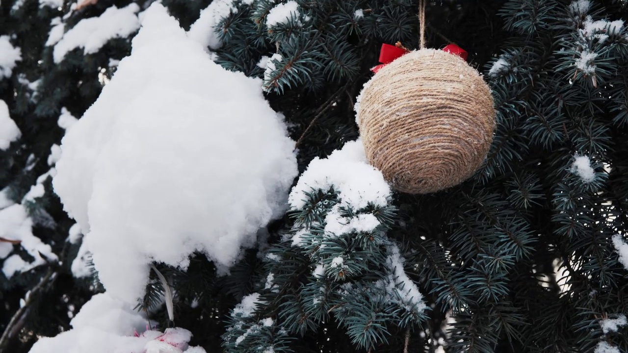 自制的玩具放在白雪覆盖的圣诞树上。视频素材