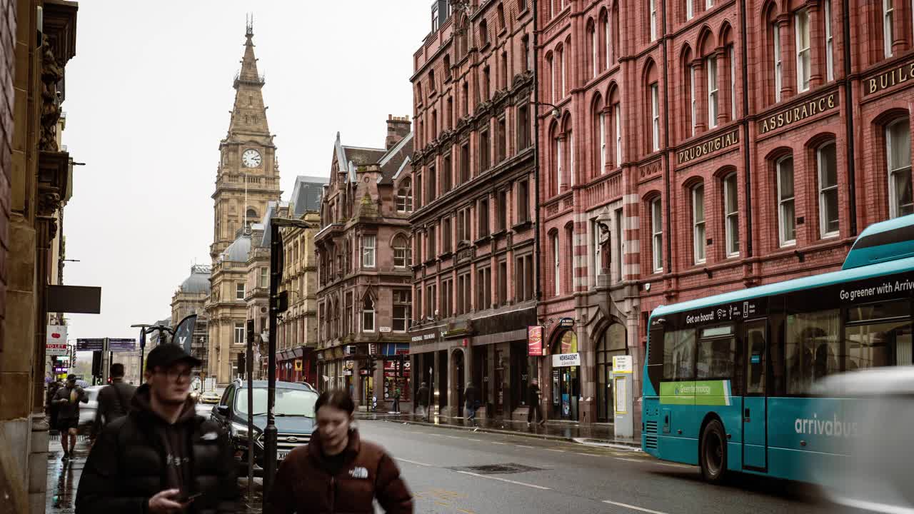 拥挤的通勤者步行和观光与交通街道在城市利物浦，英国，英国视频素材