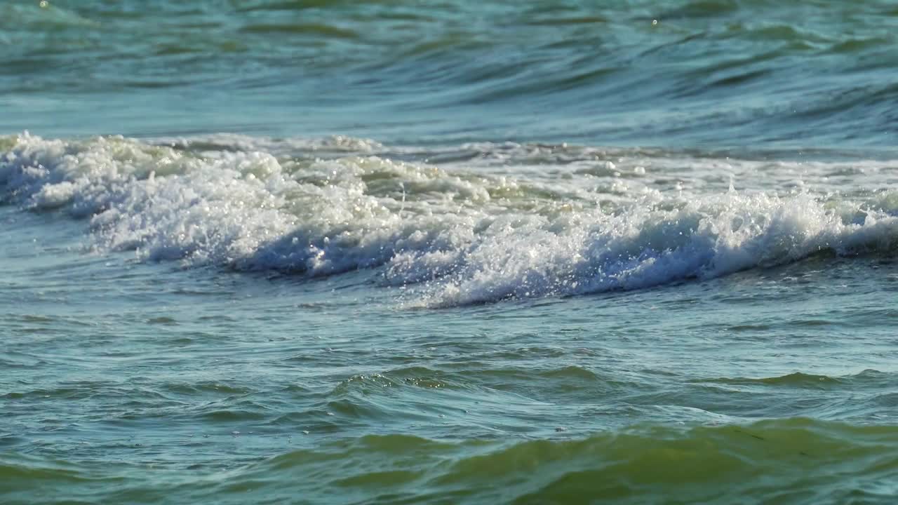 美丽的海上冲浪视频夏季海景从沙滩视频素材