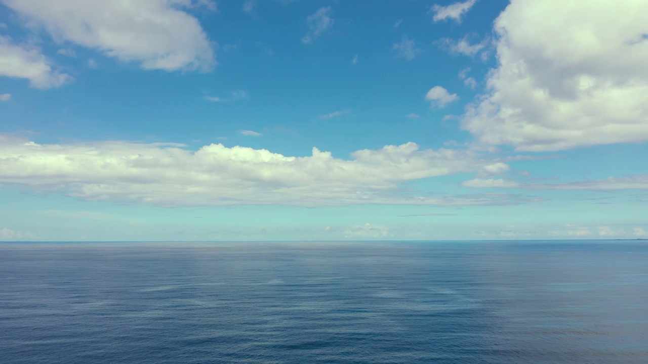 白天的海景。平静的大海和有云的天空。视频素材