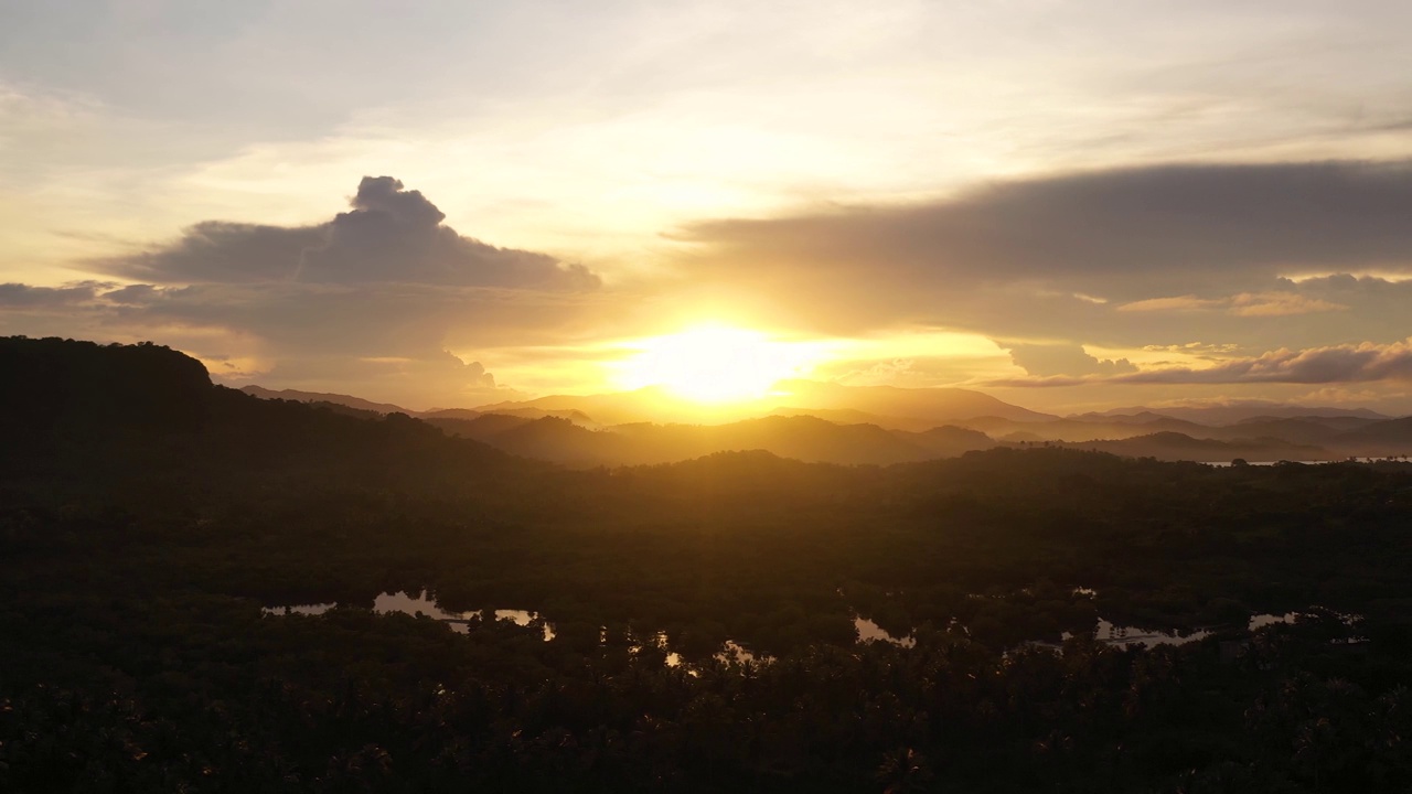 热带岛屿上的日落。傍晚的山景。视频素材