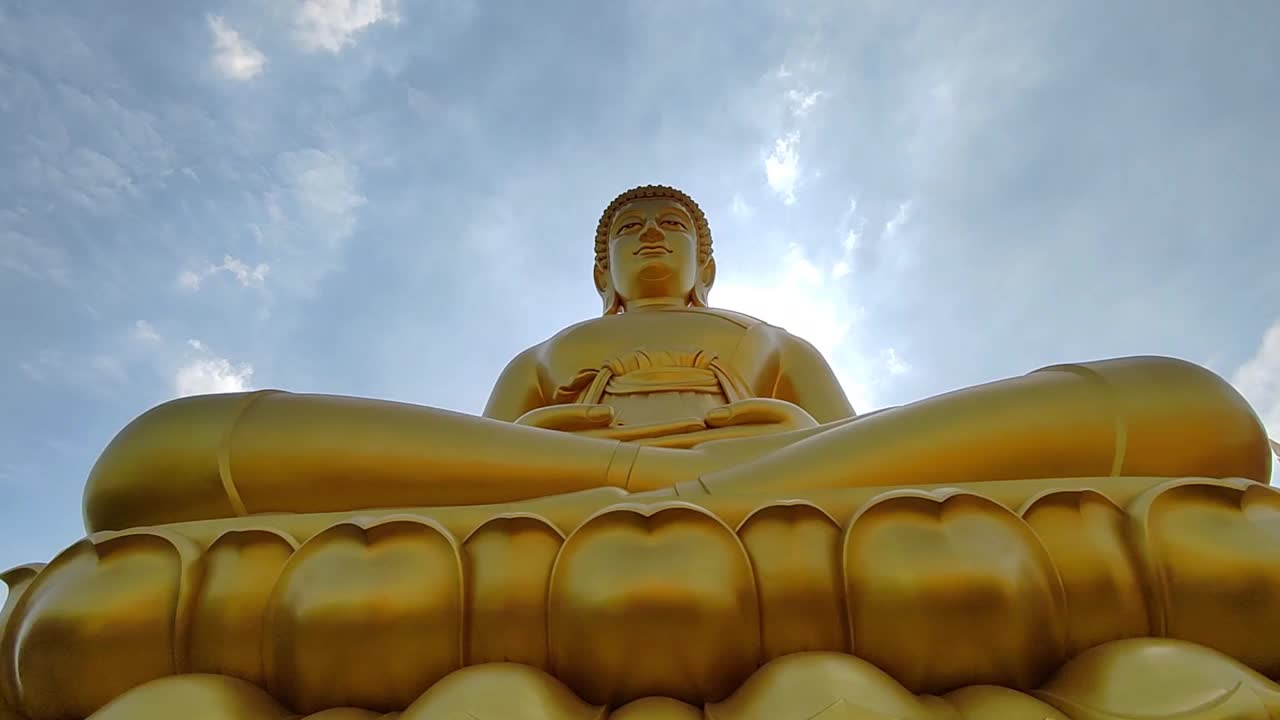 前视图金大佛(佛祖法玛卡耶)在笏白南Phasi Charoen寺。阳光天空和云的背景视频素材