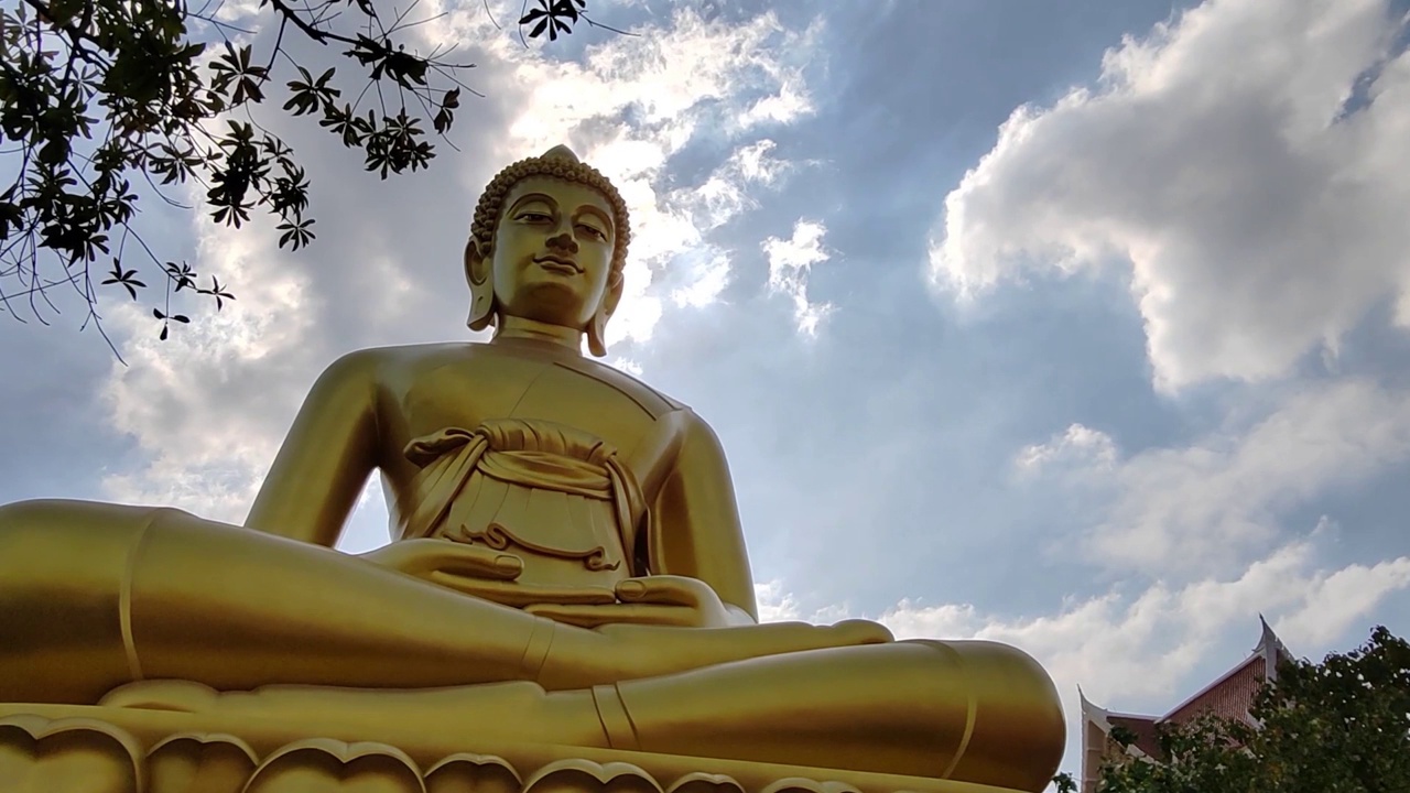 前视图金大佛(佛祖法玛卡耶)在笏白南Phasi Charoen寺。阳光天空和云的背景视频素材