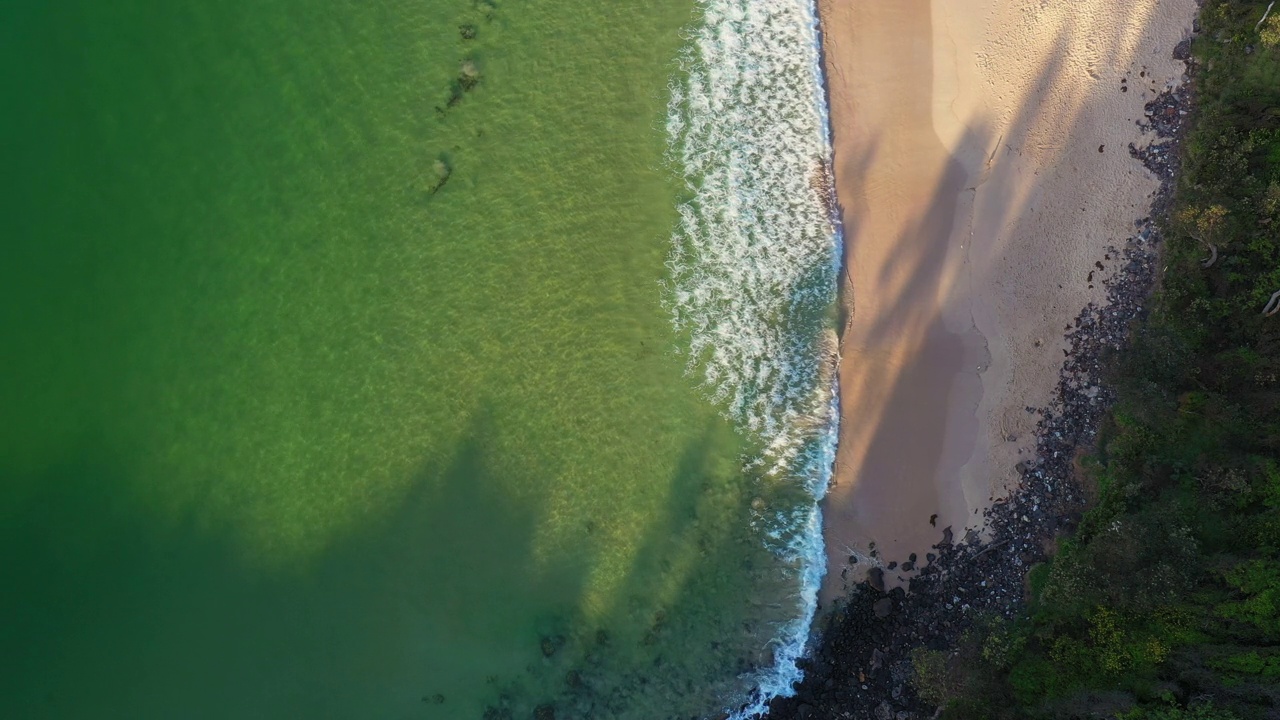 直接在空旷的白色沙滩岸线与绿色平静的海湾的水视频素材