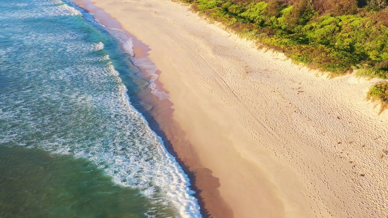 干净的海浪翻滚在海滩上明确的沙洲视频素材