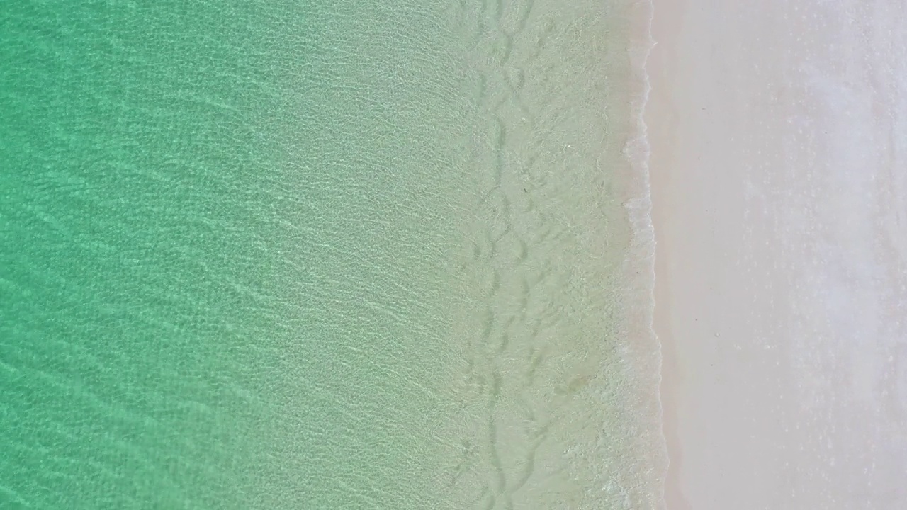 直接在空旷的白色沙滩海岸线与蓝绿色平静的海湾的水视频素材