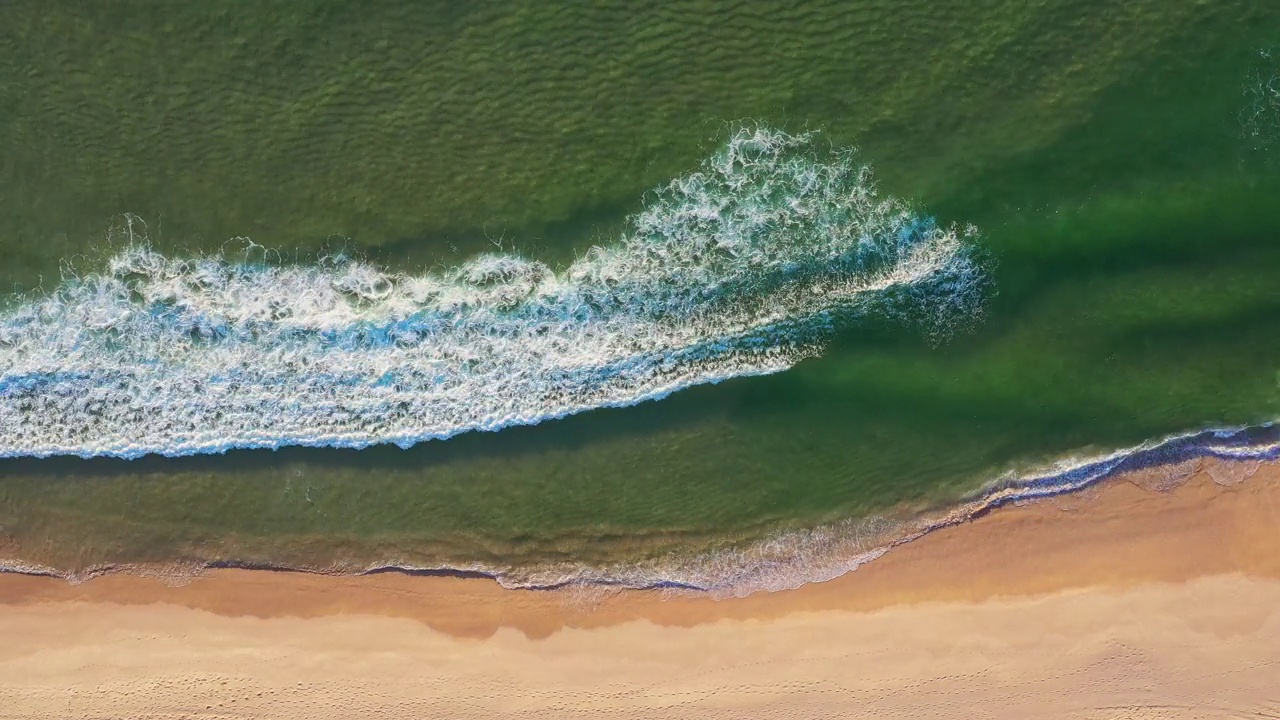 温暖的沙滩海岸线，海浪滚滚而来视频素材