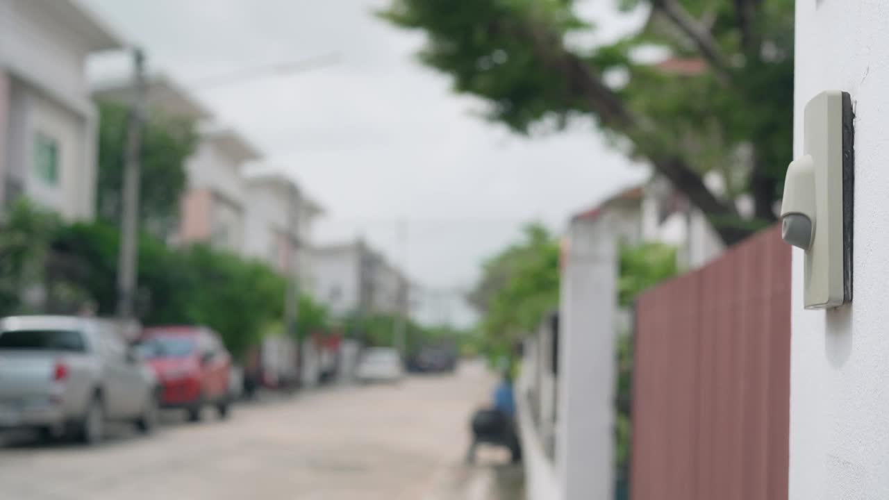 亚洲送餐员戴着卫生口罩和手套看起来不错。网上订餐，快速配送。送餐员用手机查位置和号码给客户。视频素材