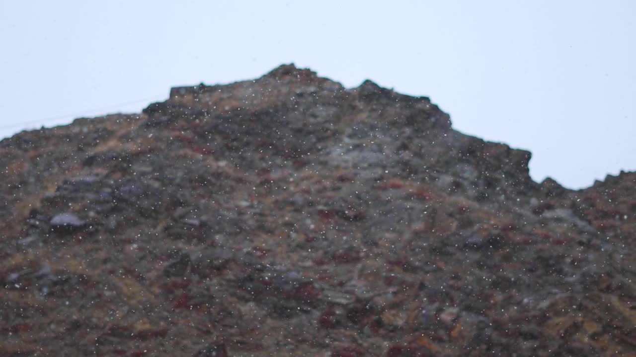 在印度喜马偕尔邦的马纳里，冬季暴风雪期间，在山前降雪的慢动作镜头。在印度山区拍摄的暴雪慢动作视频。视频素材