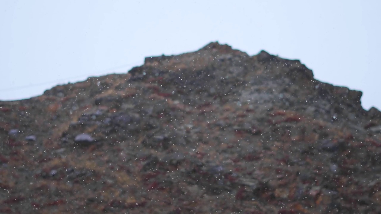 在印度喜马偕尔邦的马纳里，冬季暴风雪期间，在山前降雪的慢动作镜头。在印度山区拍摄的暴雪慢动作视频。视频素材