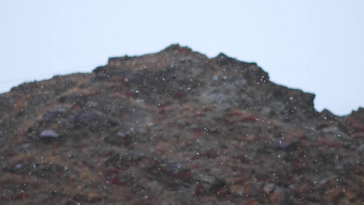 在印度喜马偕尔邦的马纳里，冬季暴风雪期间，在山前降雪的慢动作镜头。在印度山区拍摄的暴雪慢动作视频。视频素材