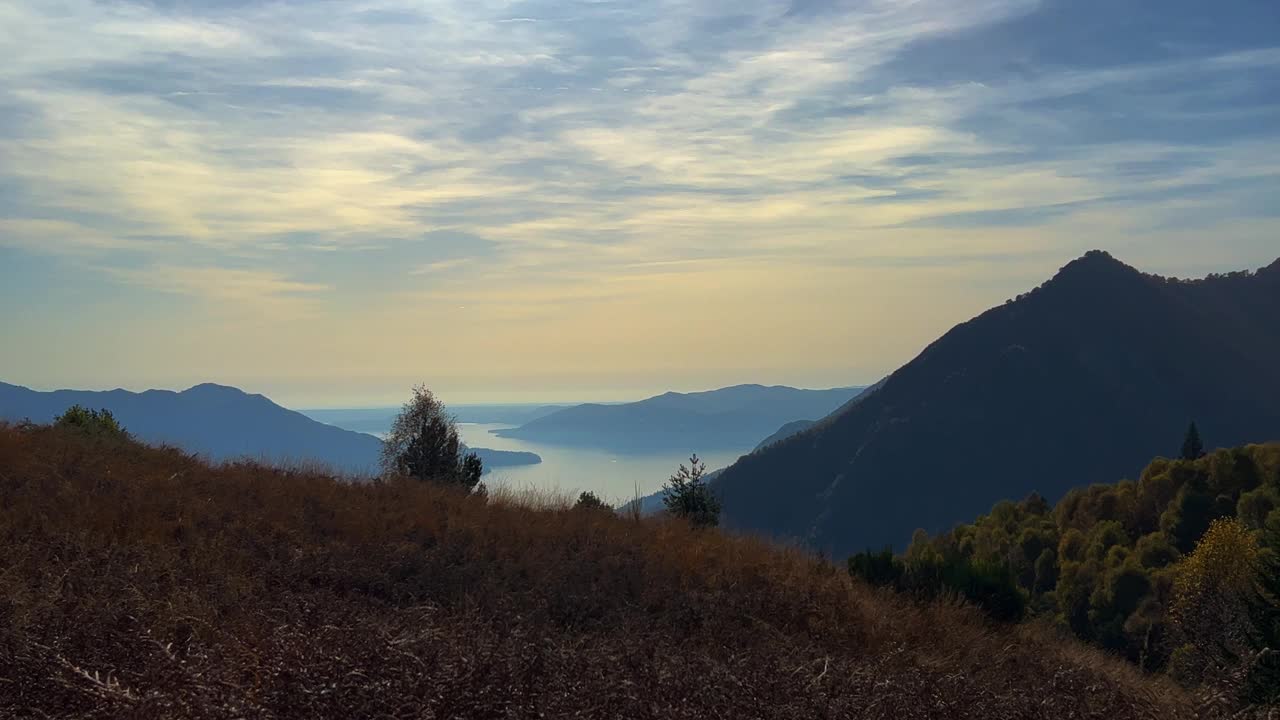 从Monte Carza山上看到的马焦雷湖的高角度全景视图，放大。意大利视频素材