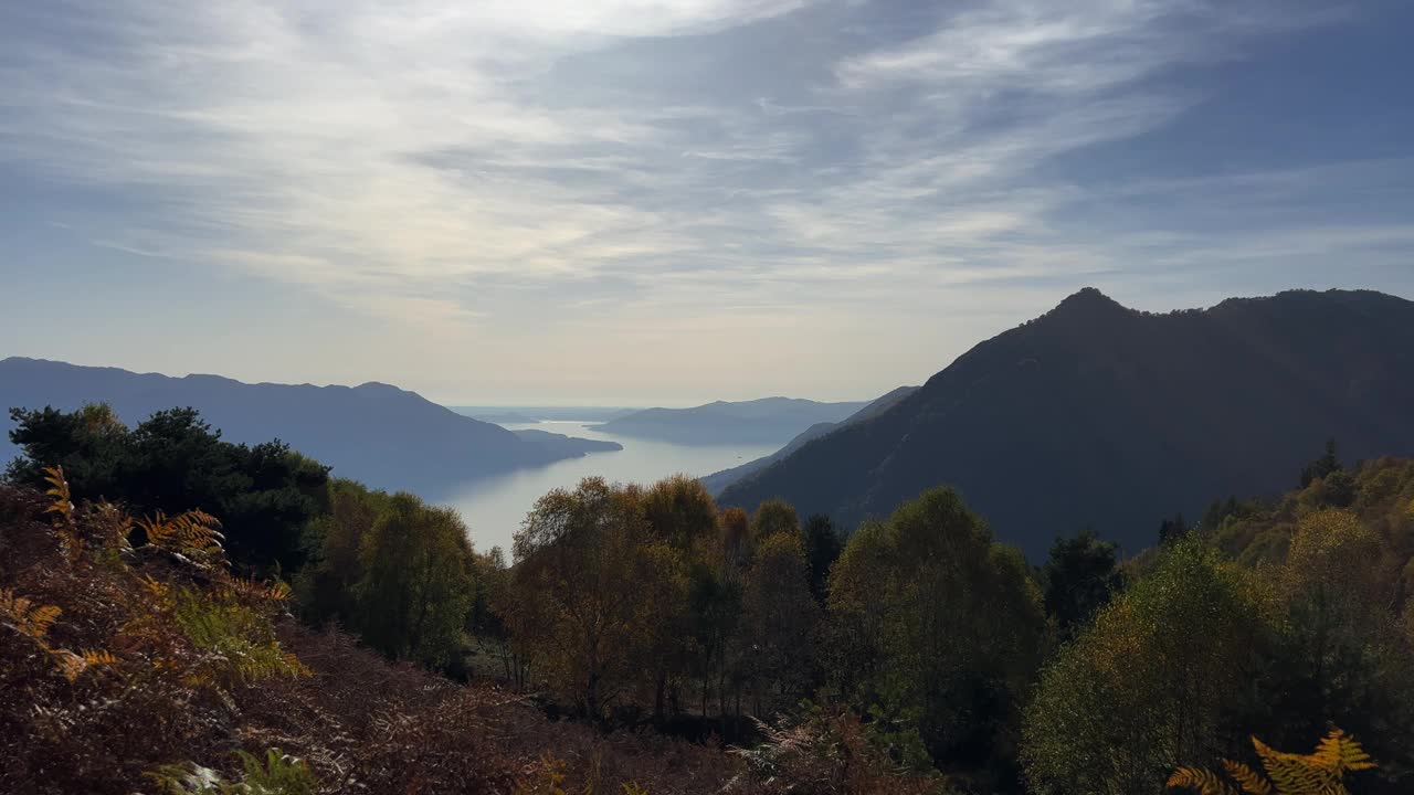 全景全景的马焦雷湖从Monte Carza山顶视点，放大。意大利视频素材