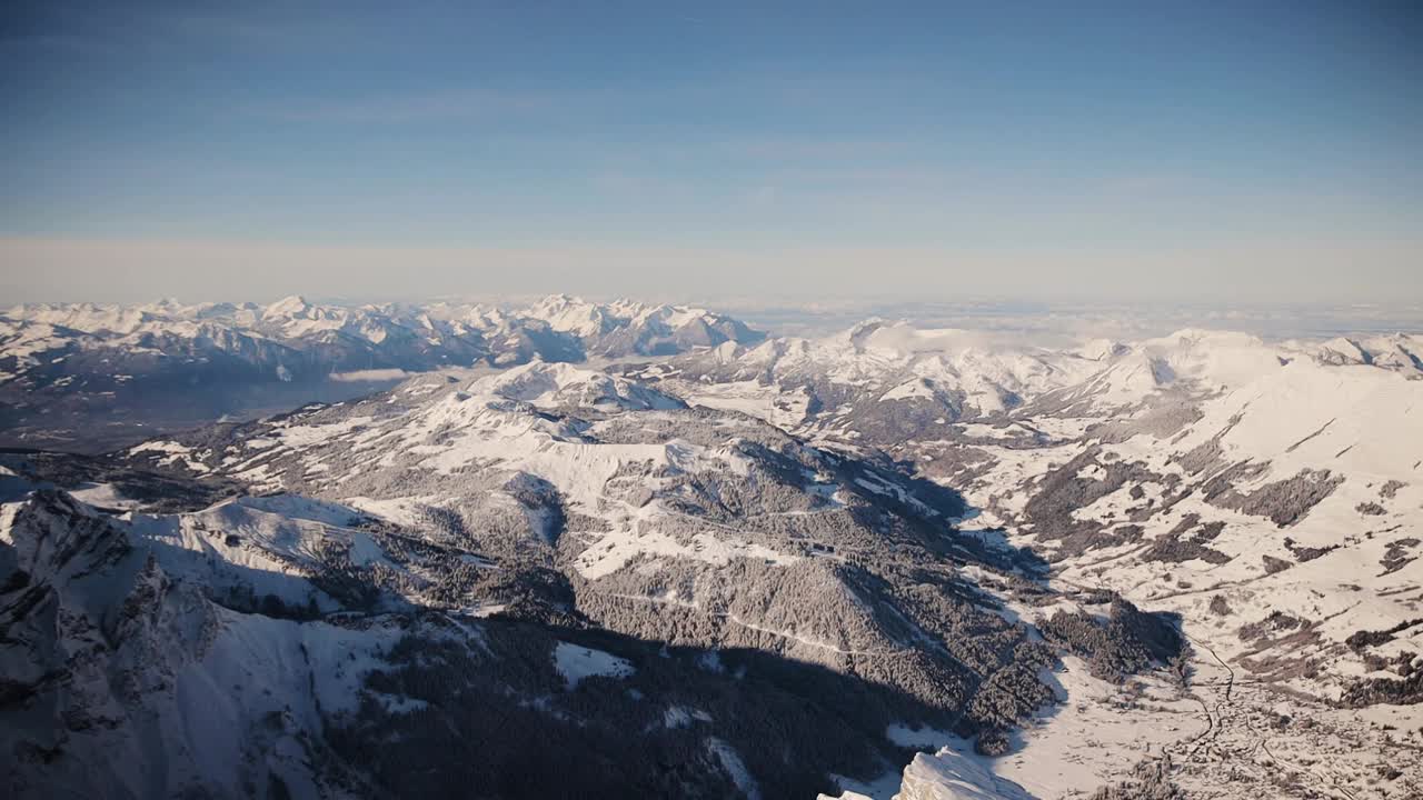 劳特布伦嫩少女峰欧洲之巅的瑞士阿尔卑斯山全景。冬季阳光明媚的一天，从少女峰观景台俯瞰阿尔卑斯山的风景视频素材