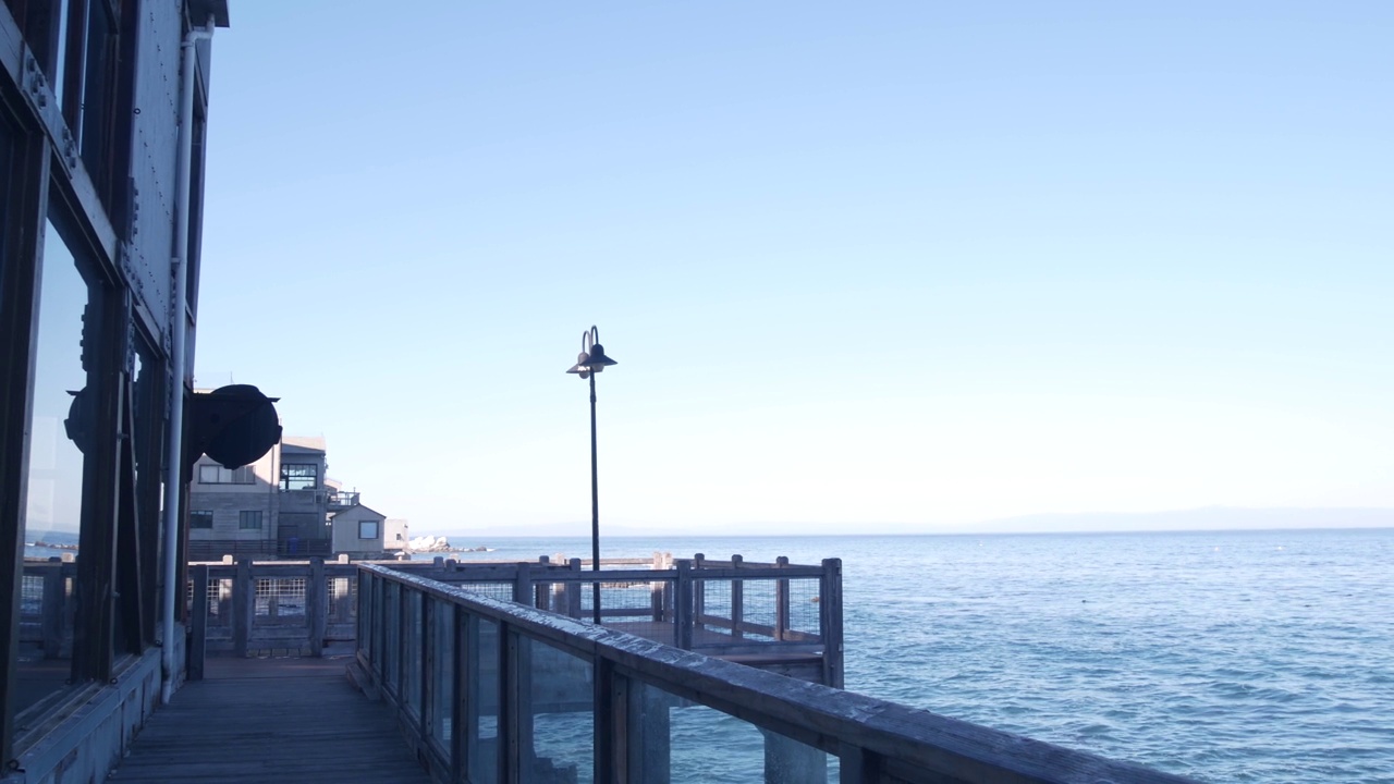 海滨木板路，加州蒙特利。罐头厂街的海滨水族馆。视频素材