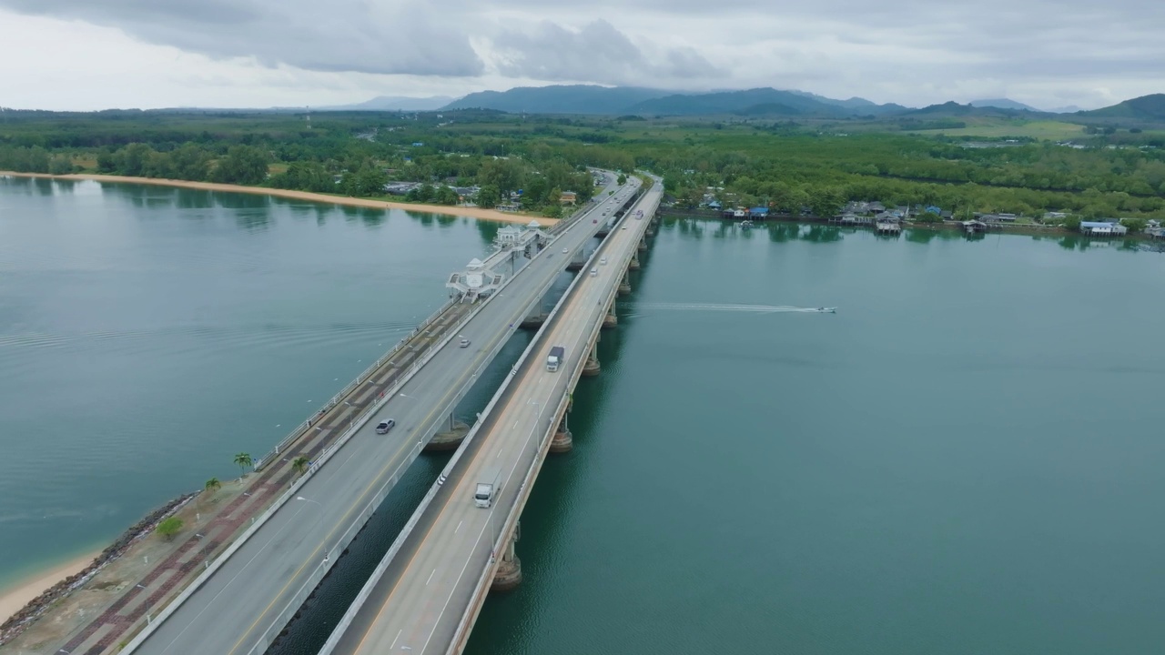 鸟瞰Sarasin大桥道路运输背景概念。这座桥位于泰国攀牙岛和普吉岛之间。这座桥在商业和交通方面是最重要的视频素材